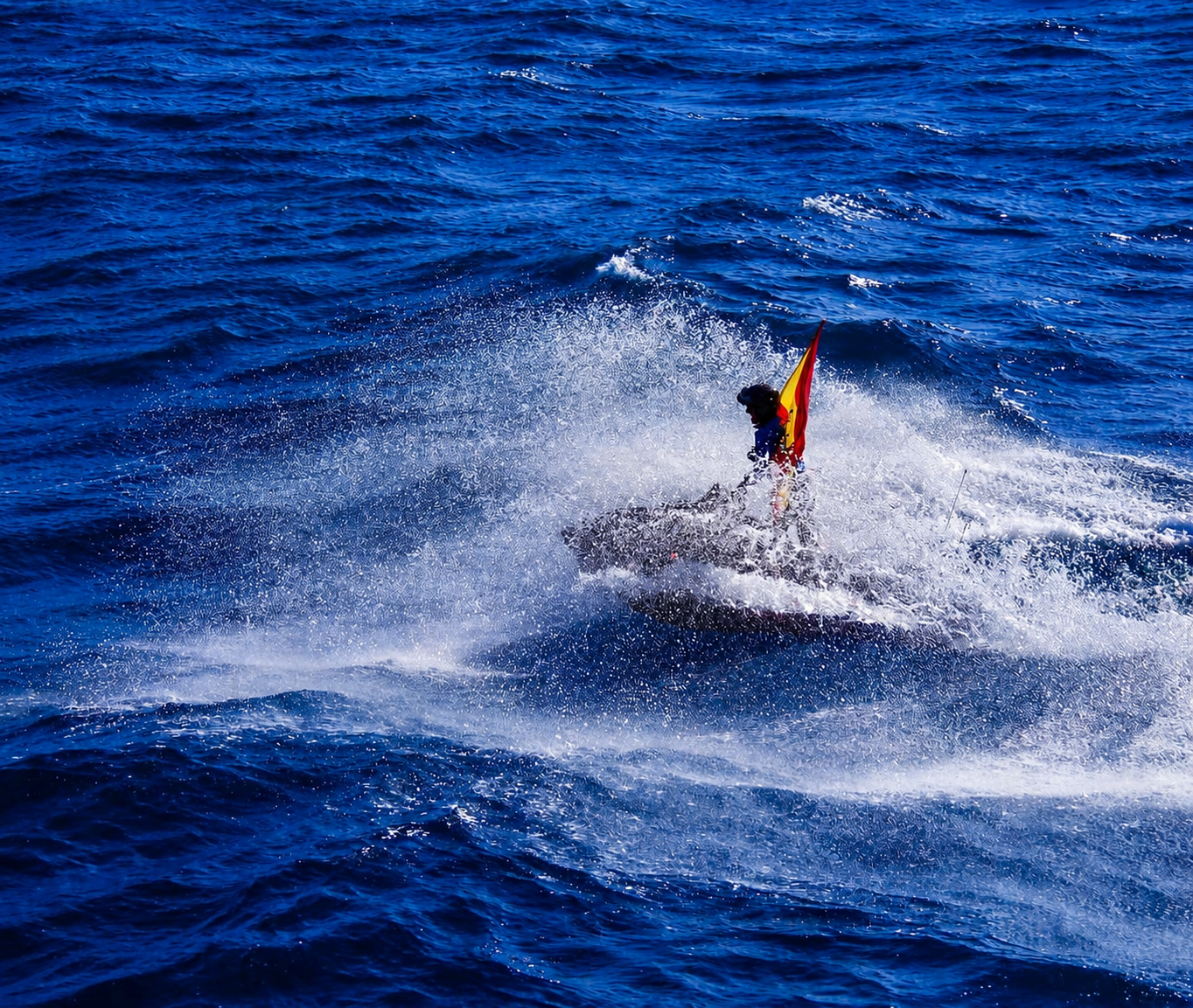 Solo travelling around the world
aboard the smallest vessel ever
